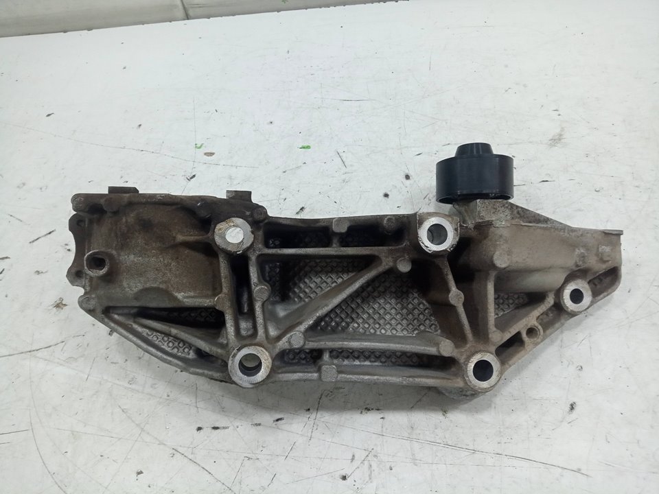 Soporte alternador master bus l3h2 38t      02.