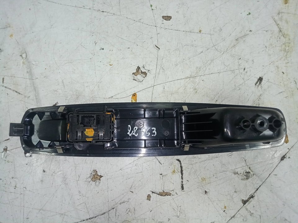 Mando elevalunas delantero derecho renault megane iii fastback 1.5 dci (bz09 bz0d)