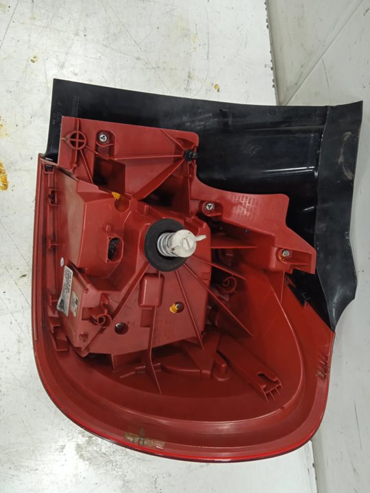 Piloto trasero izquierdo no identificado