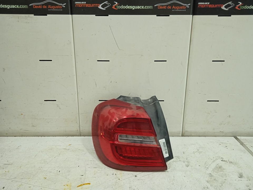 Piloto trasero izquierdo no identificado