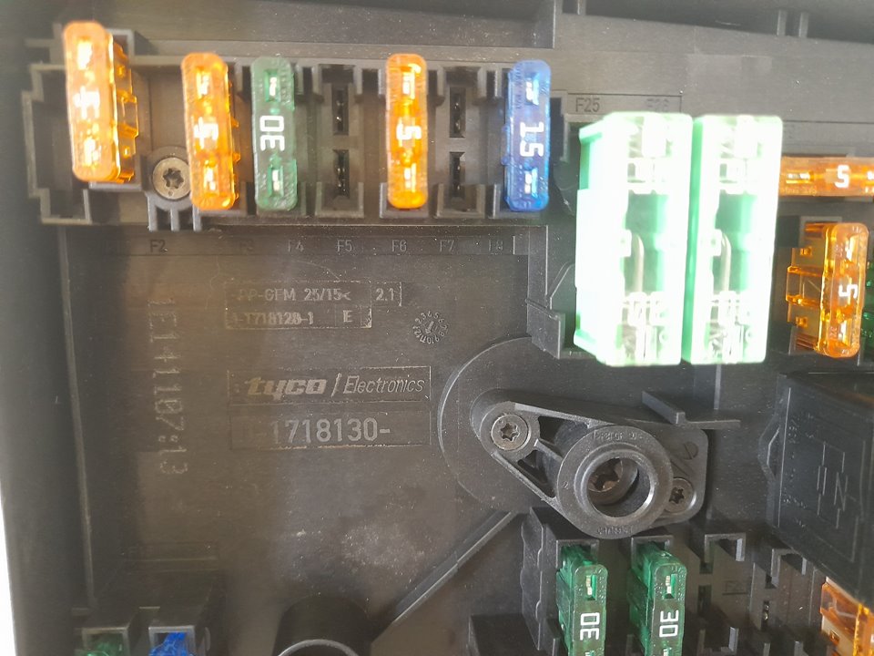 Caja reles / fusibles audi a3 sportback (8pa) 1.9 tdi e ambiente