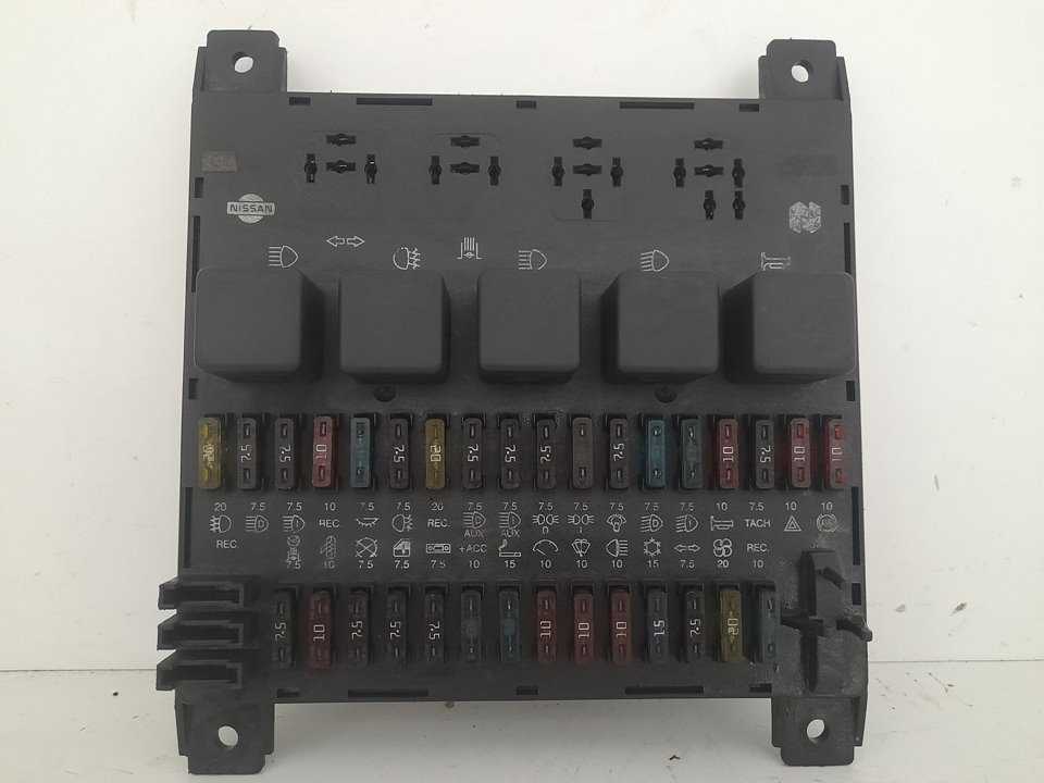 Caja reles / fusibles nissan  no identificado