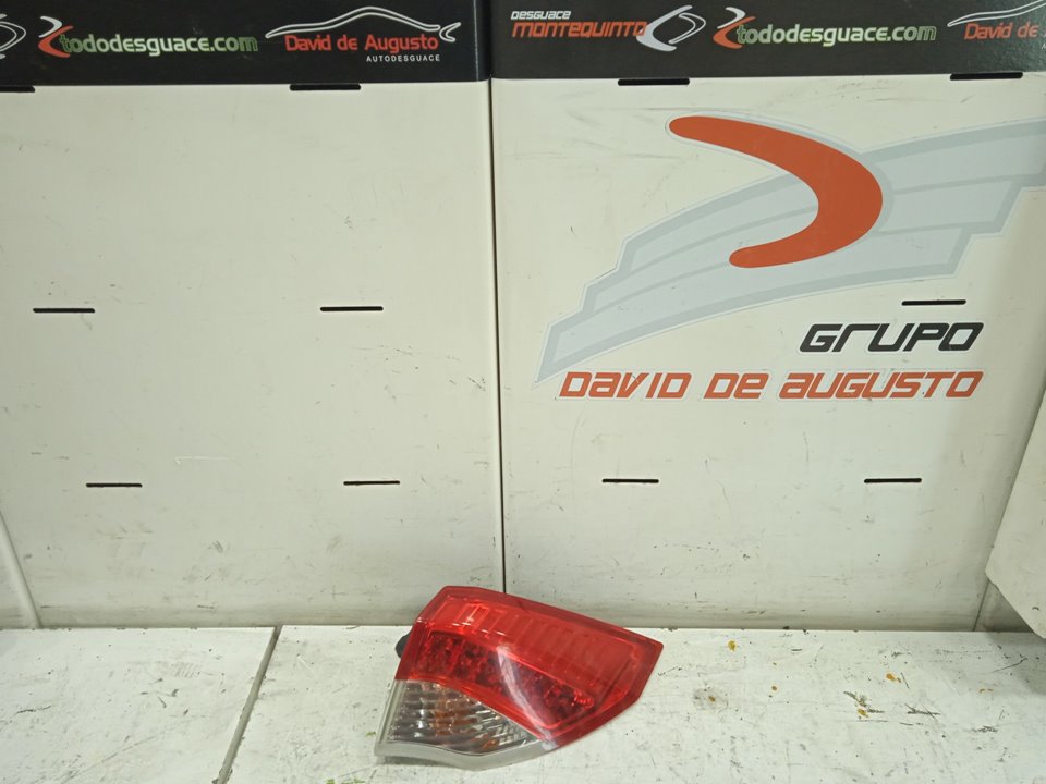 Piloto trasero derecho renault  no identificado