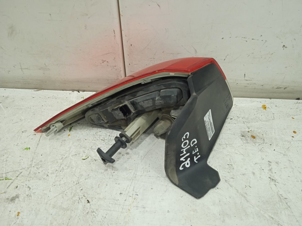 Piloto trasero derecho renault  no identificado