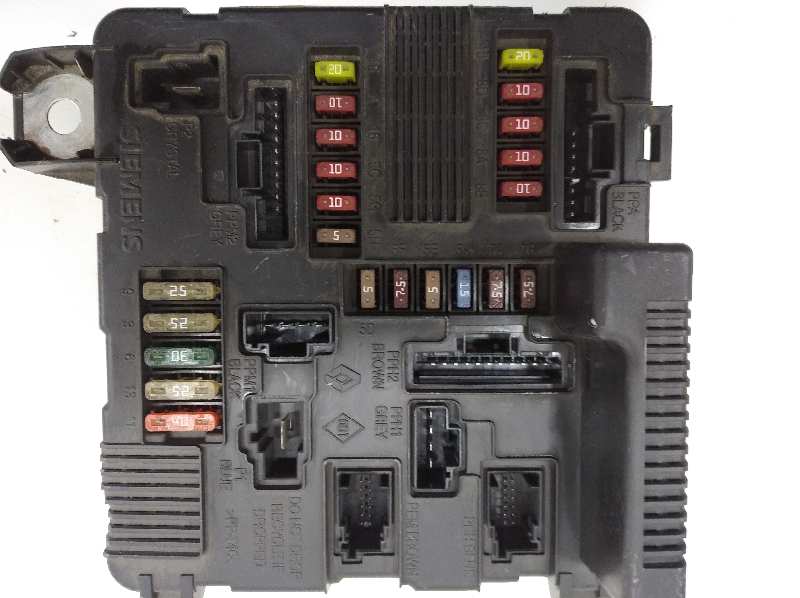 Caja reles / fusibles renault  no identificado