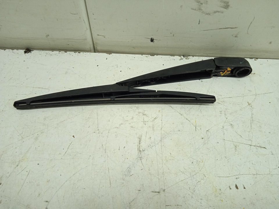 Brazo limpia trasero toyota avensis (t27) advance