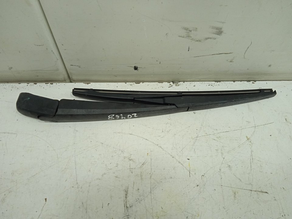Brazo limpia trasero toyota avensis (t27) advance