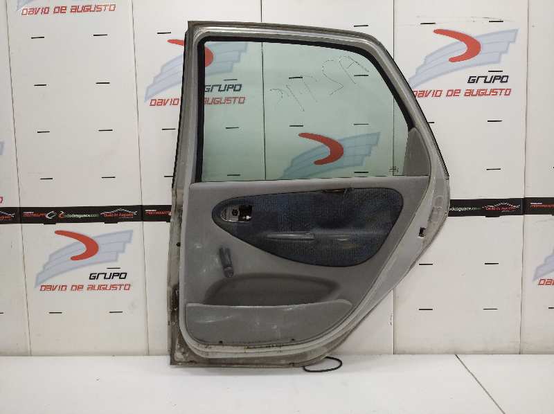 Puerta trasera derecha renault  no identificado