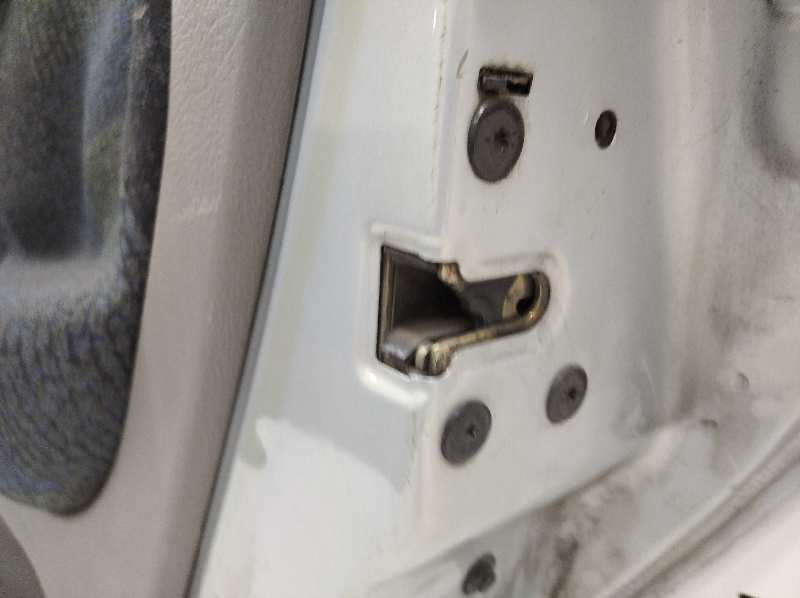 Puerta trasera derecha renault  no identificado