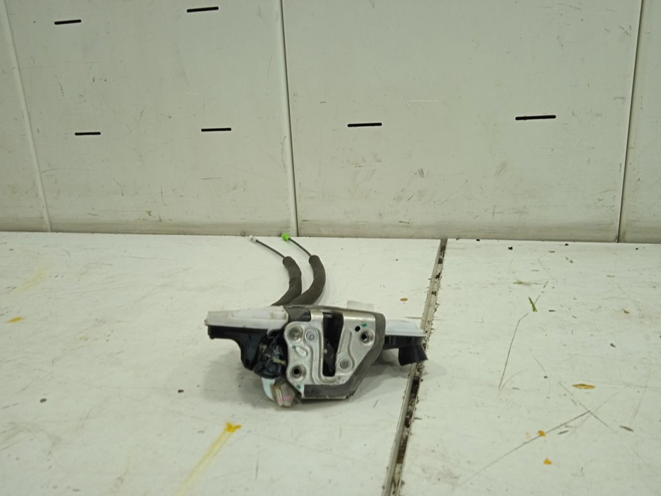 Cerradura puerta delantera derecha toyota  no identificado