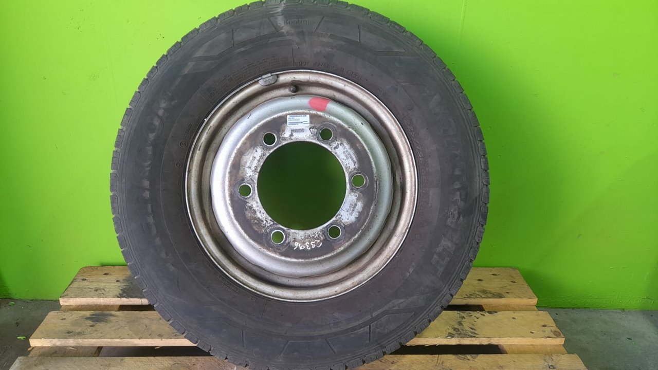 Rueda de repuesto iveco  no identificado