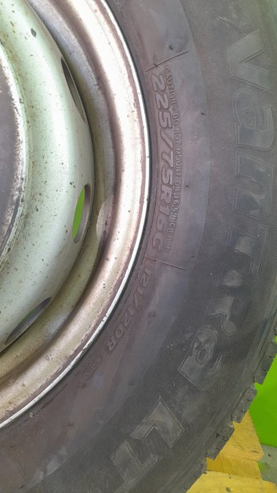 Rueda de repuesto iveco  no identificado