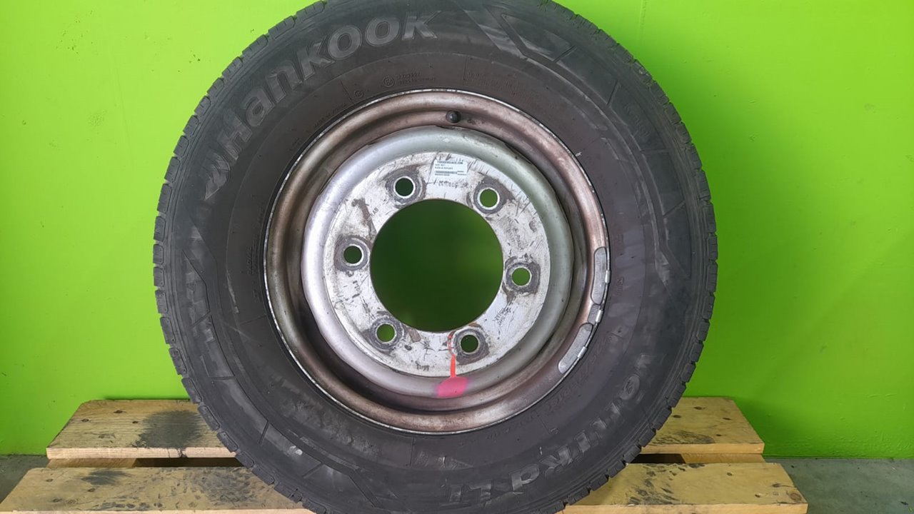 Rueda de repuesto iveco  no identificado