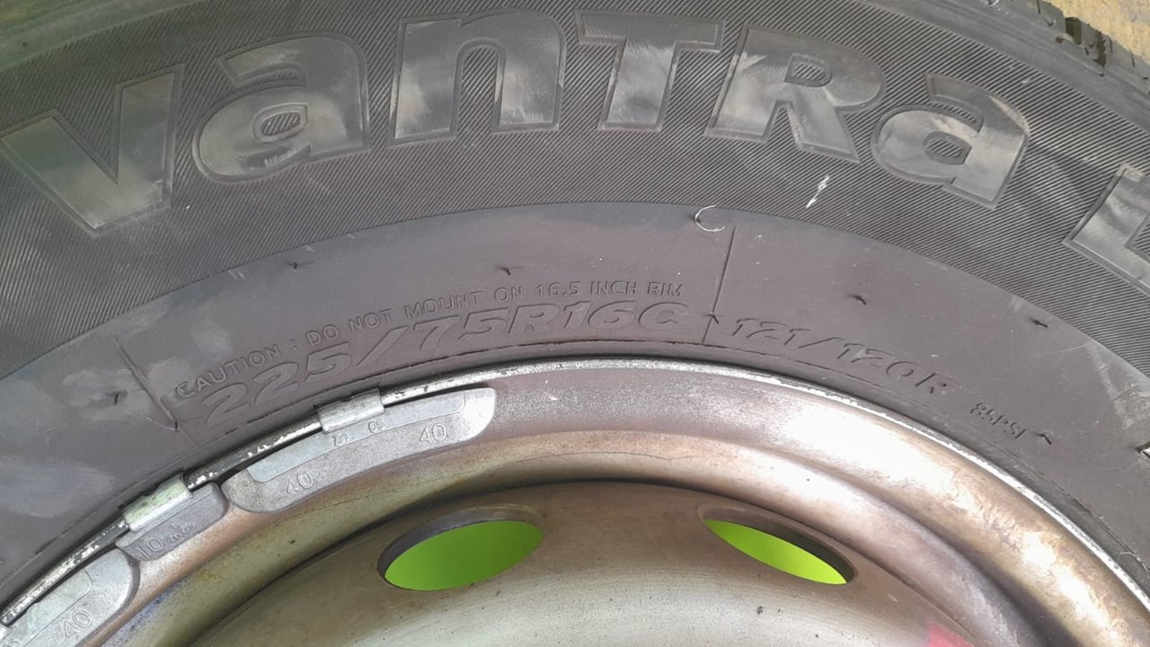 Rueda de repuesto iveco  no identificado