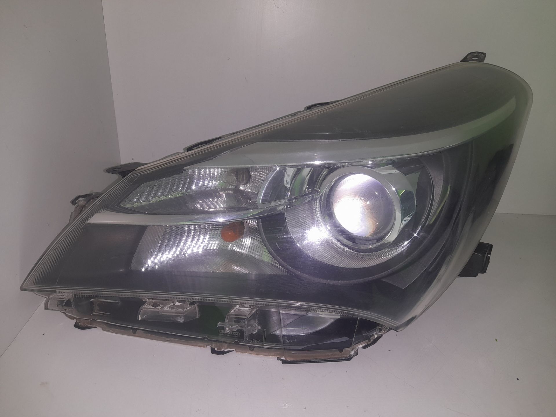 Faro izquierdo toyota yaris (p13) hybrid feel!