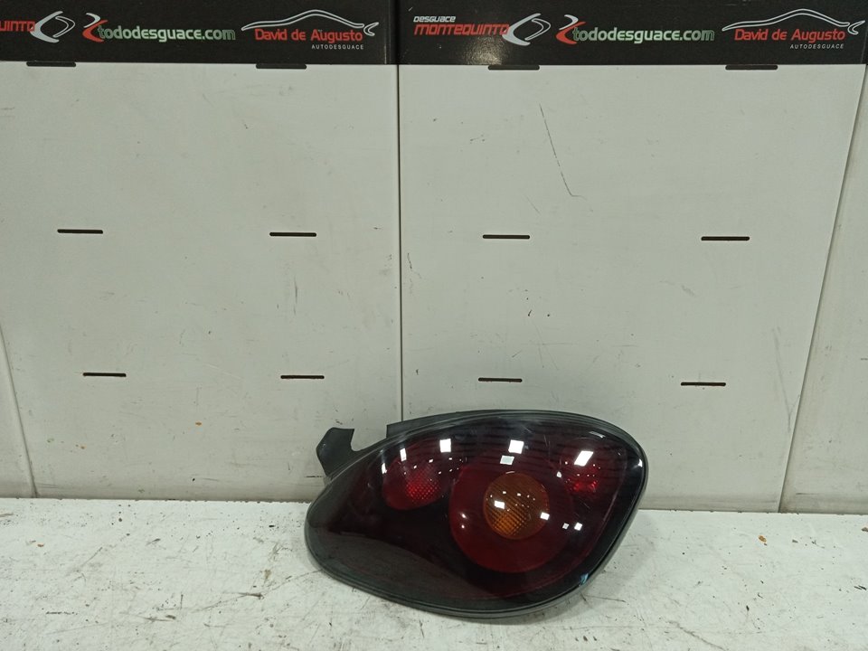 Piloto trasero izquierdo no identificado