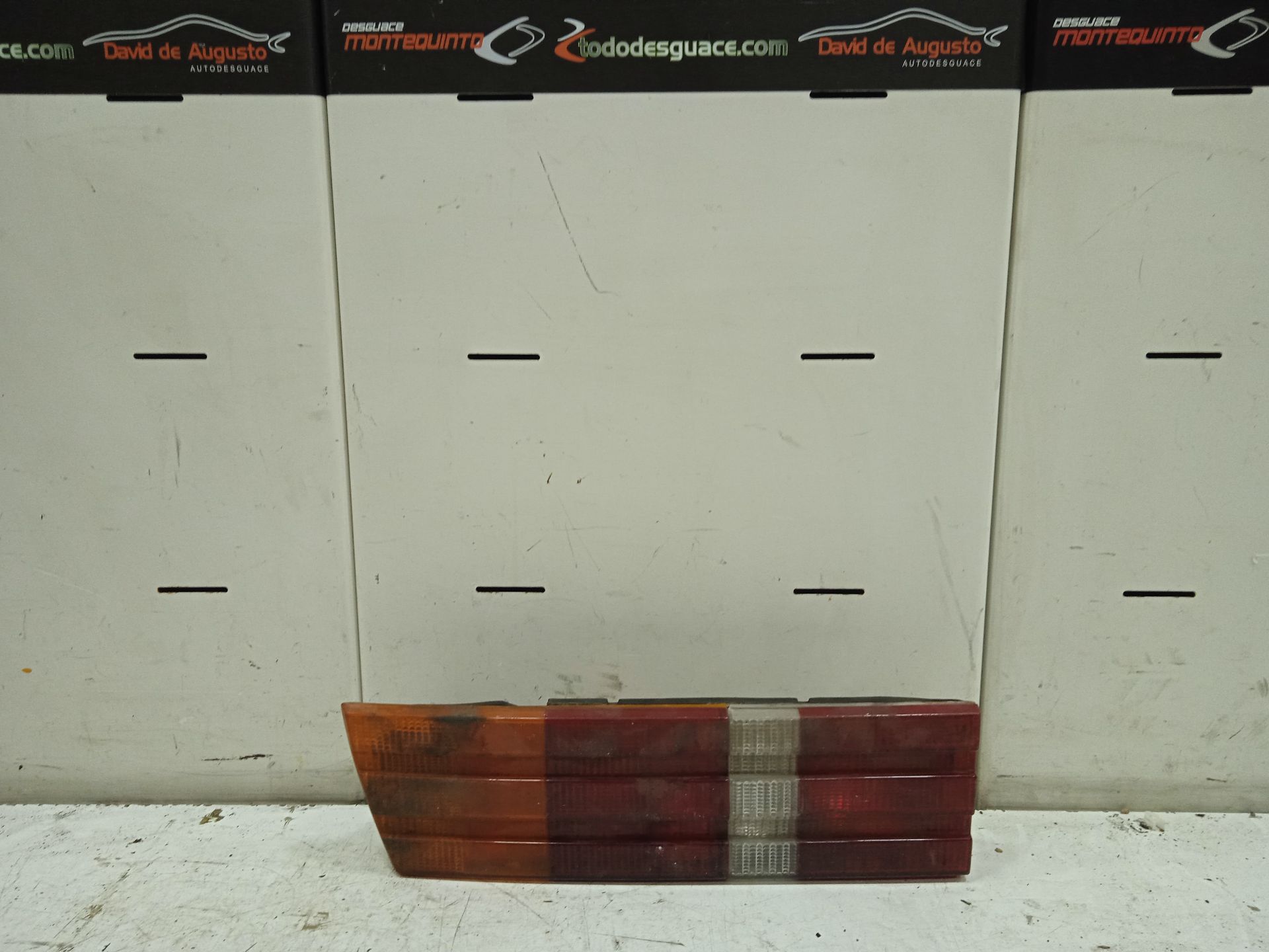 Piloto trasero izquierdo no identificado