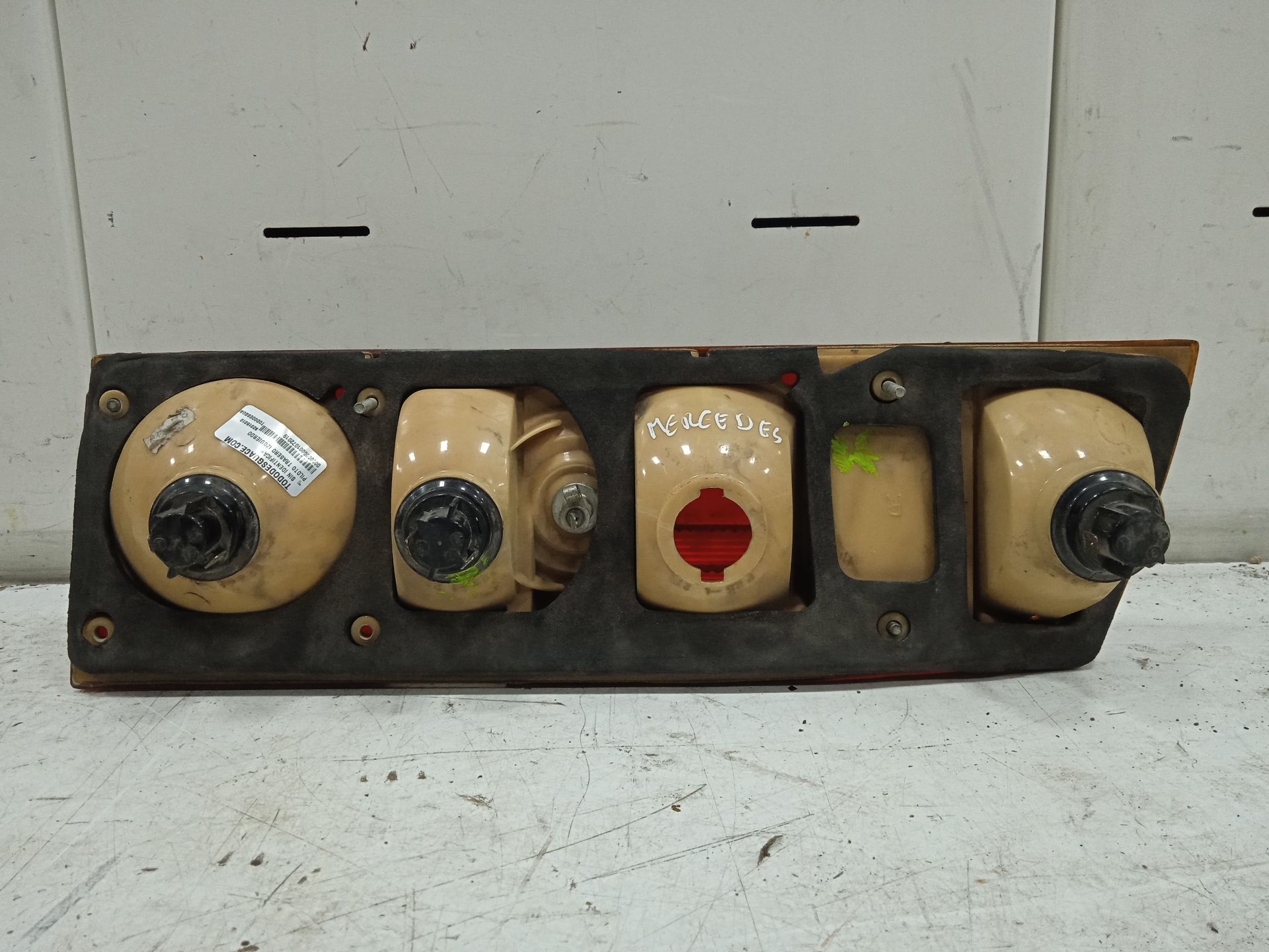 Piloto trasero izquierdo no identificado