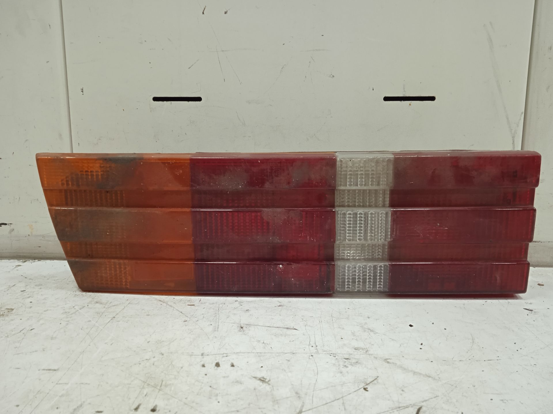 Piloto trasero izquierdo no identificado