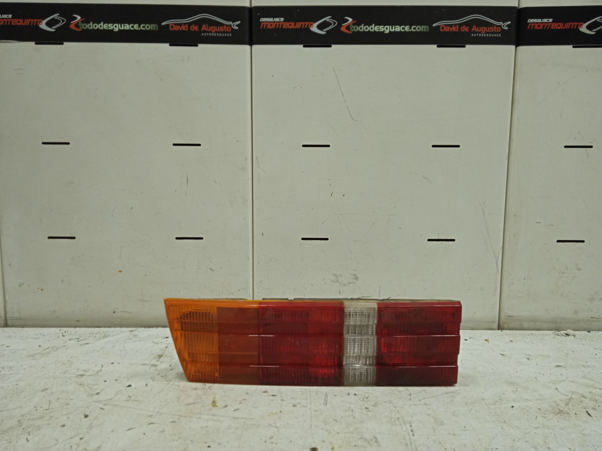 Piloto trasero izquierdo no identificado