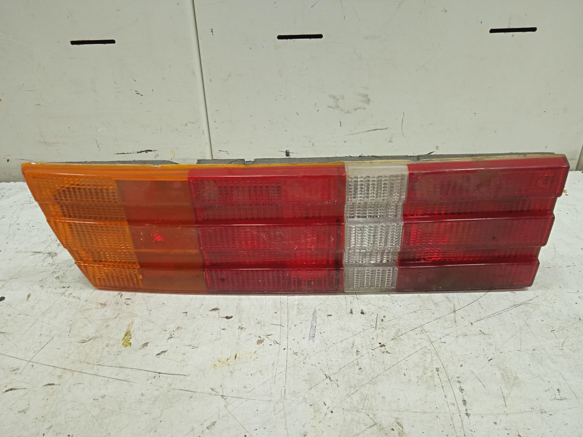 Piloto trasero izquierdo no identificado