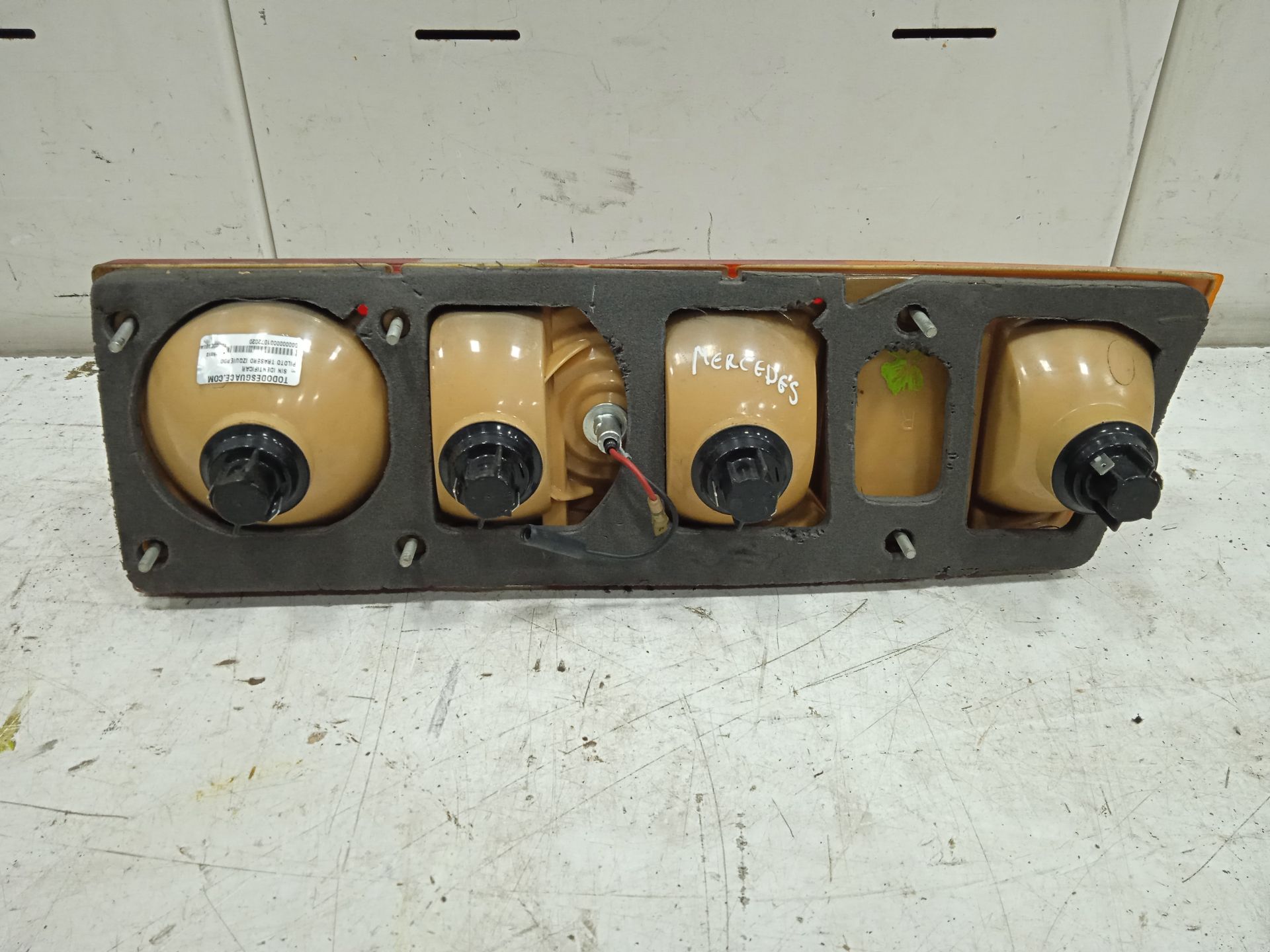 Piloto trasero izquierdo no identificado