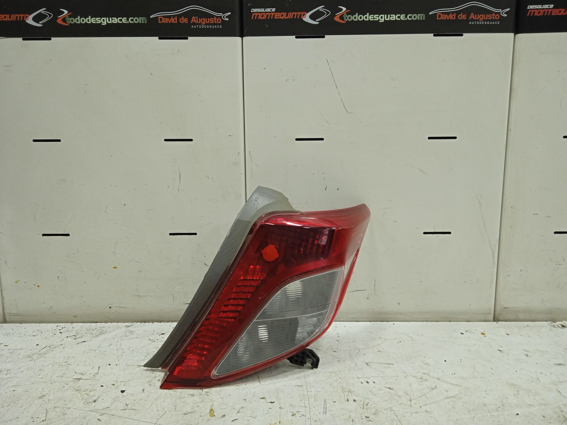 Piloto trasero izquierdo no identificado