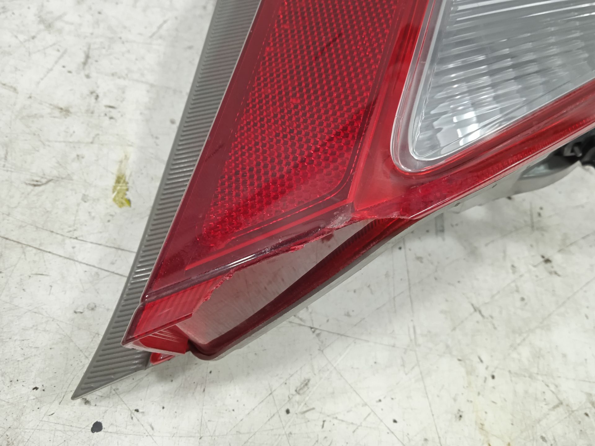 Piloto trasero izquierdo no identificado