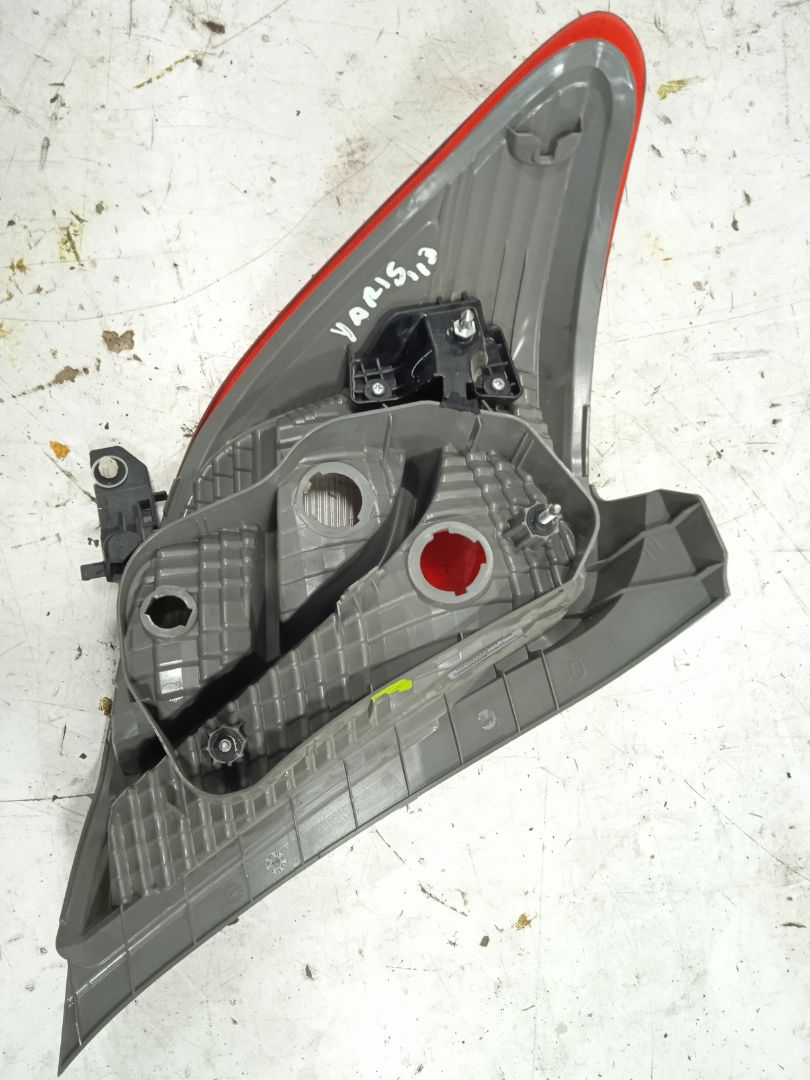 Piloto trasero izquierdo no identificado