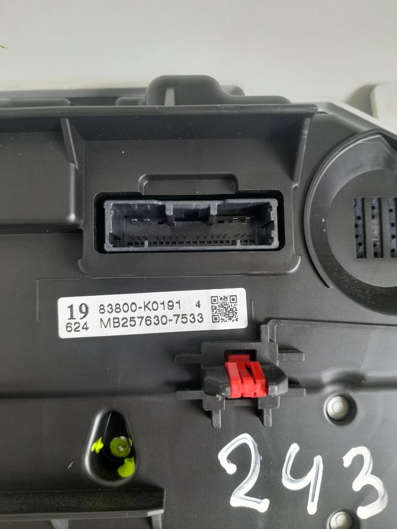 Cuadro instrumentos toyota yaris (xp21) sedition