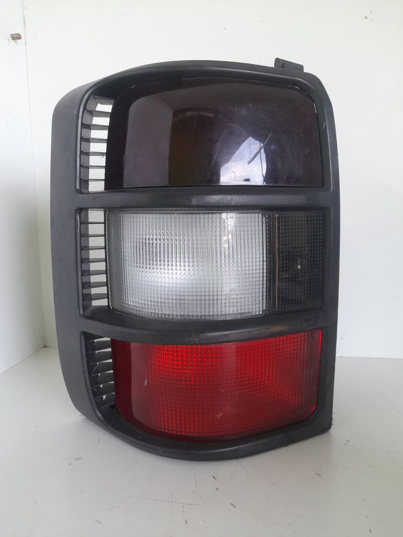 Piloto trasero izquierdo mitsubishi galloper (hyundai)(02.1998) 2.5 tdi s.e. confort (5ptas.)