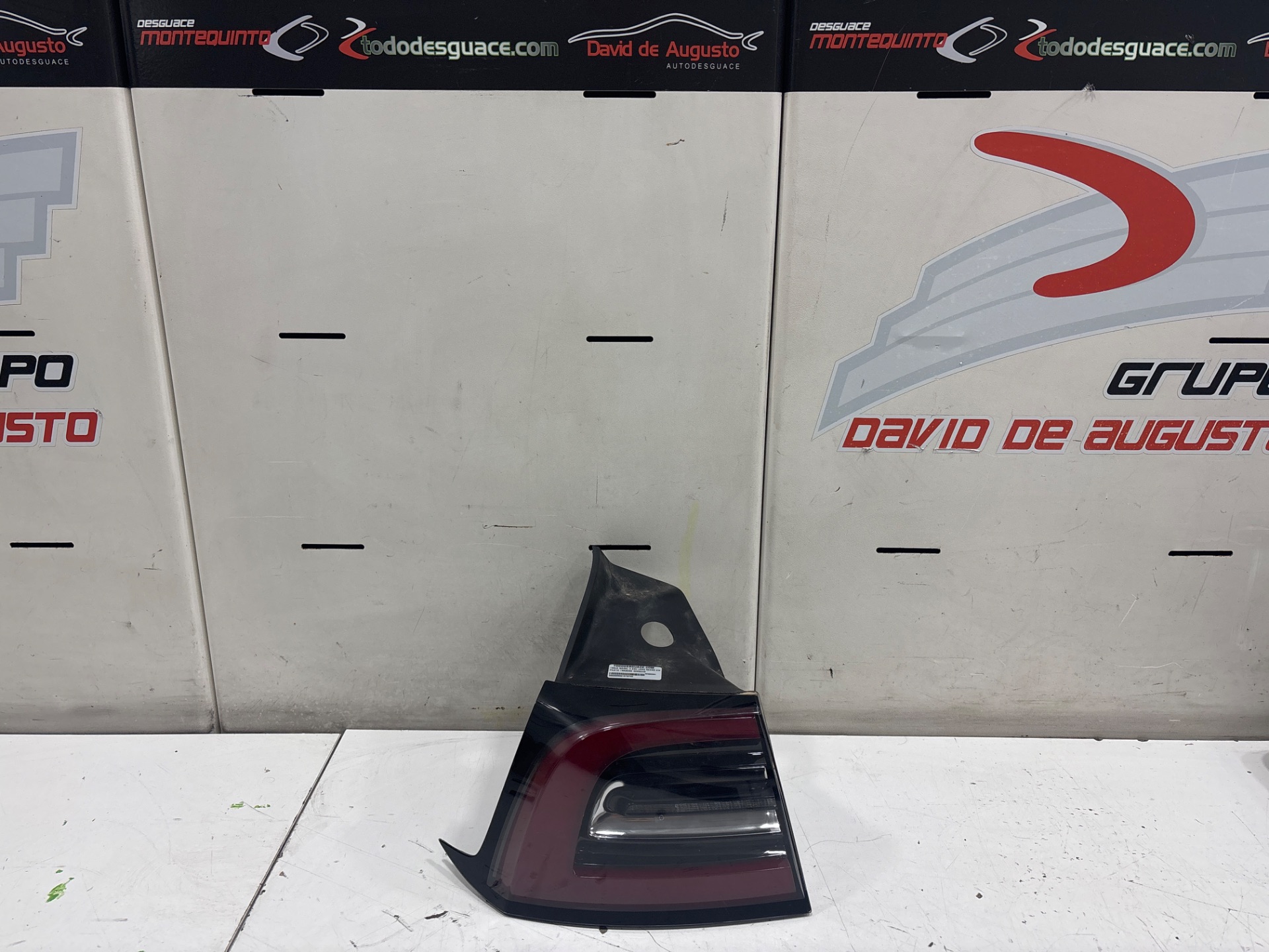 Piloto trasero derecho   no identificado