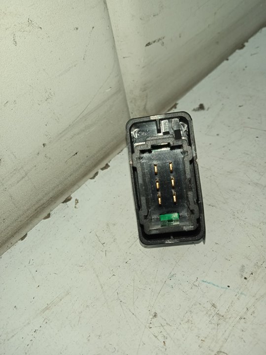 Mando elevalunas delantero derecho peugeot 207 confort