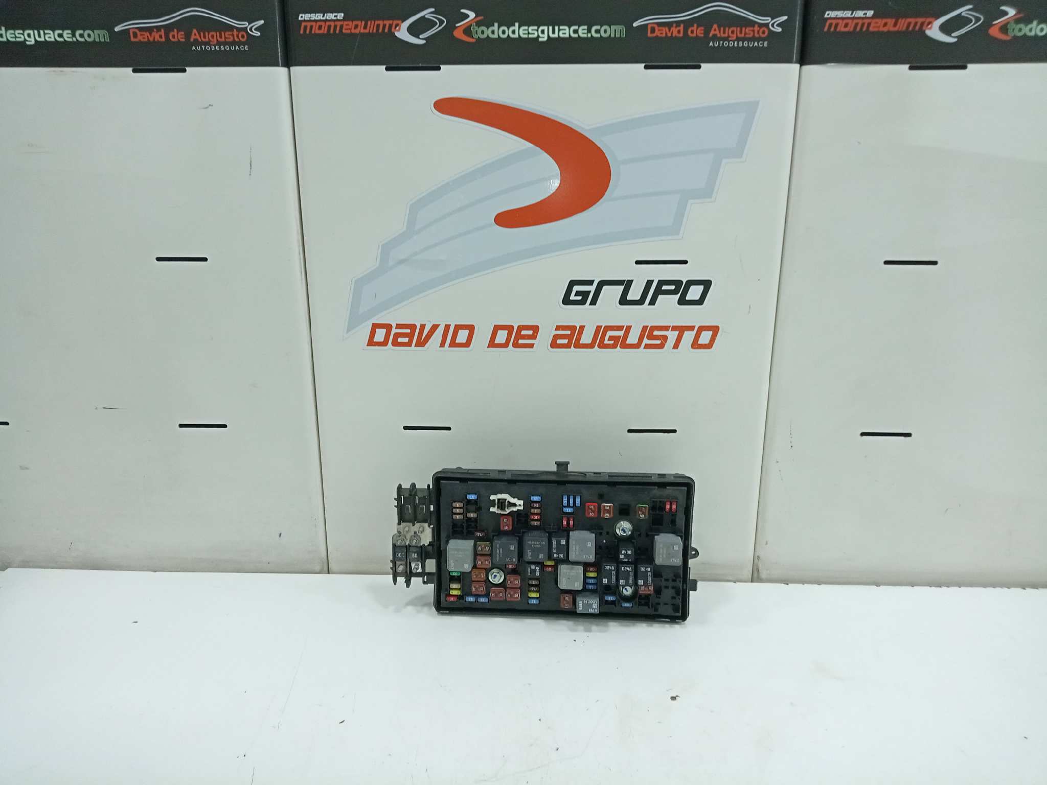 Caja reles / fusibles opel insignia berlina 