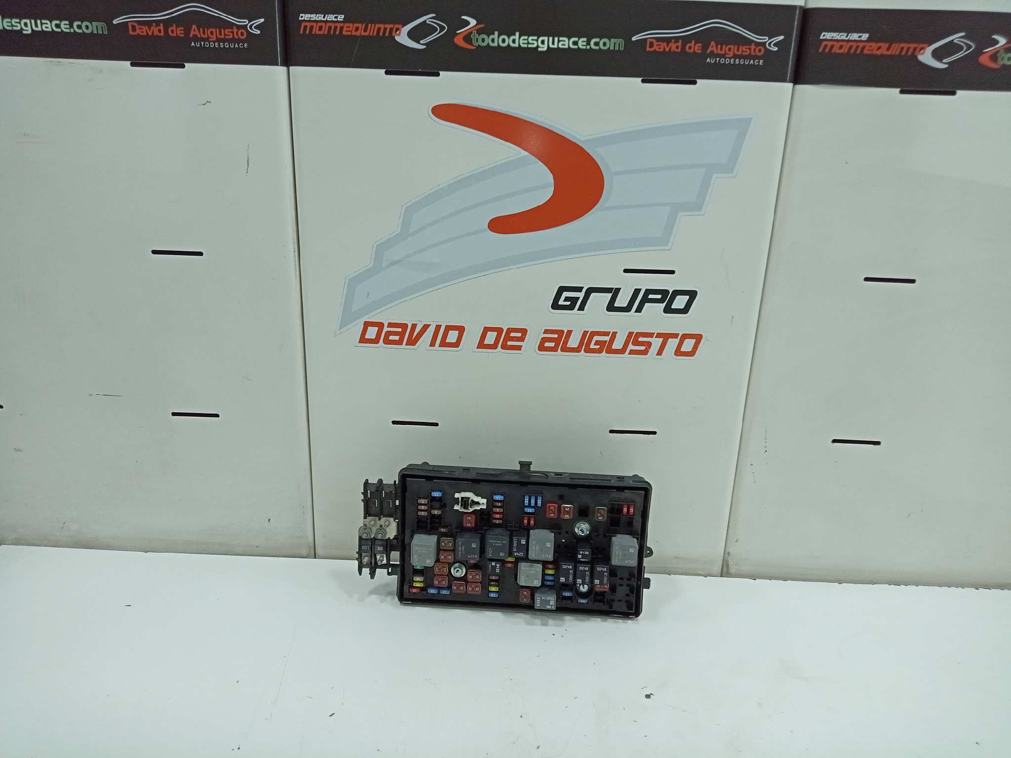 Caja reles / fusibles opel insignia berlina 