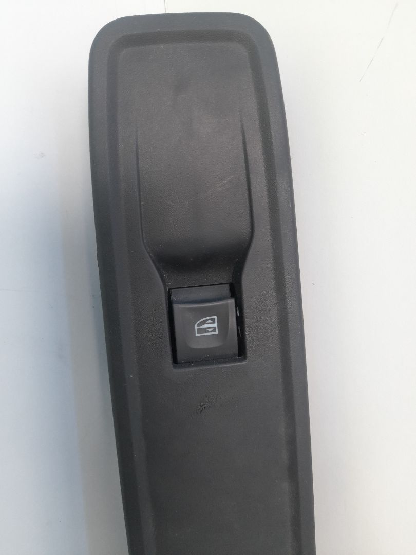 Mando elevalunas delantero derecho dacia sandero iii 