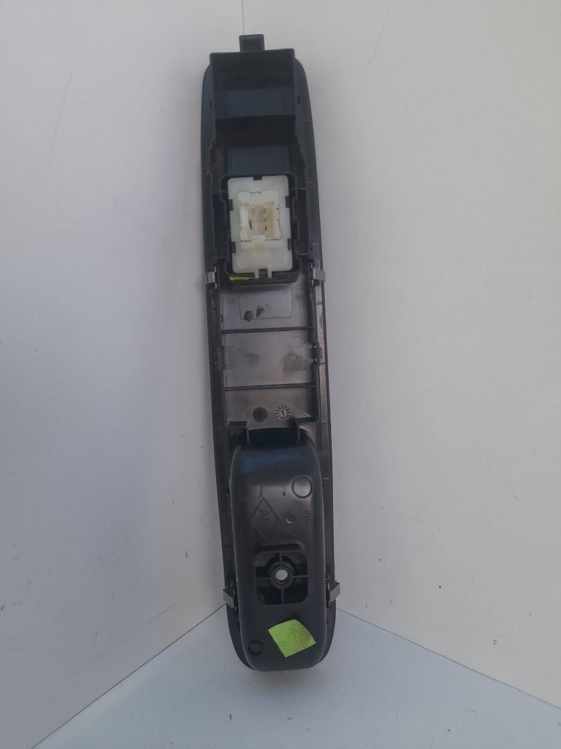 Mando elevalunas delantero derecho dacia sandero iii 