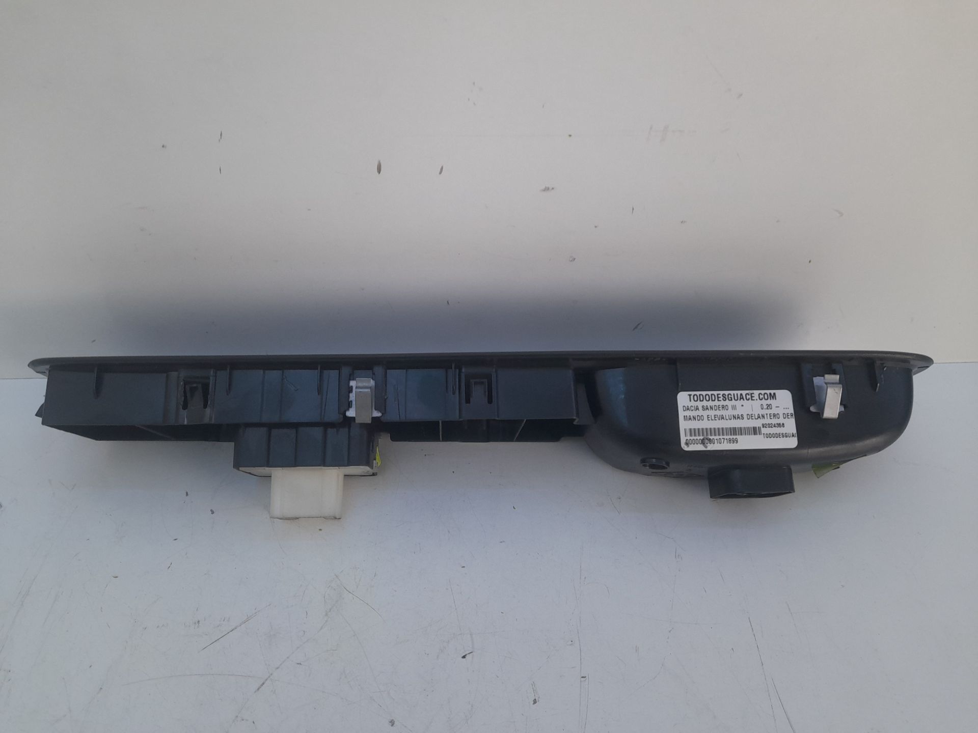 Mando elevalunas delantero derecho dacia sandero iii 