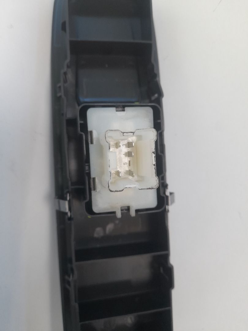 Mando elevalunas delantero derecho dacia sandero iii 