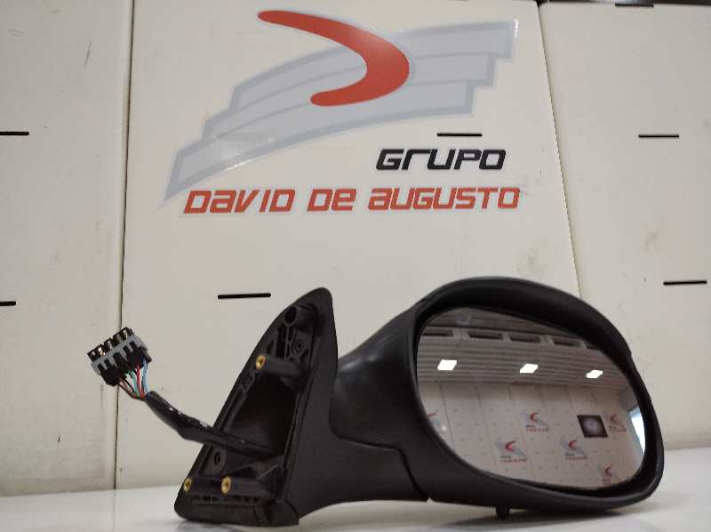 Retrovisor derecho no identificado