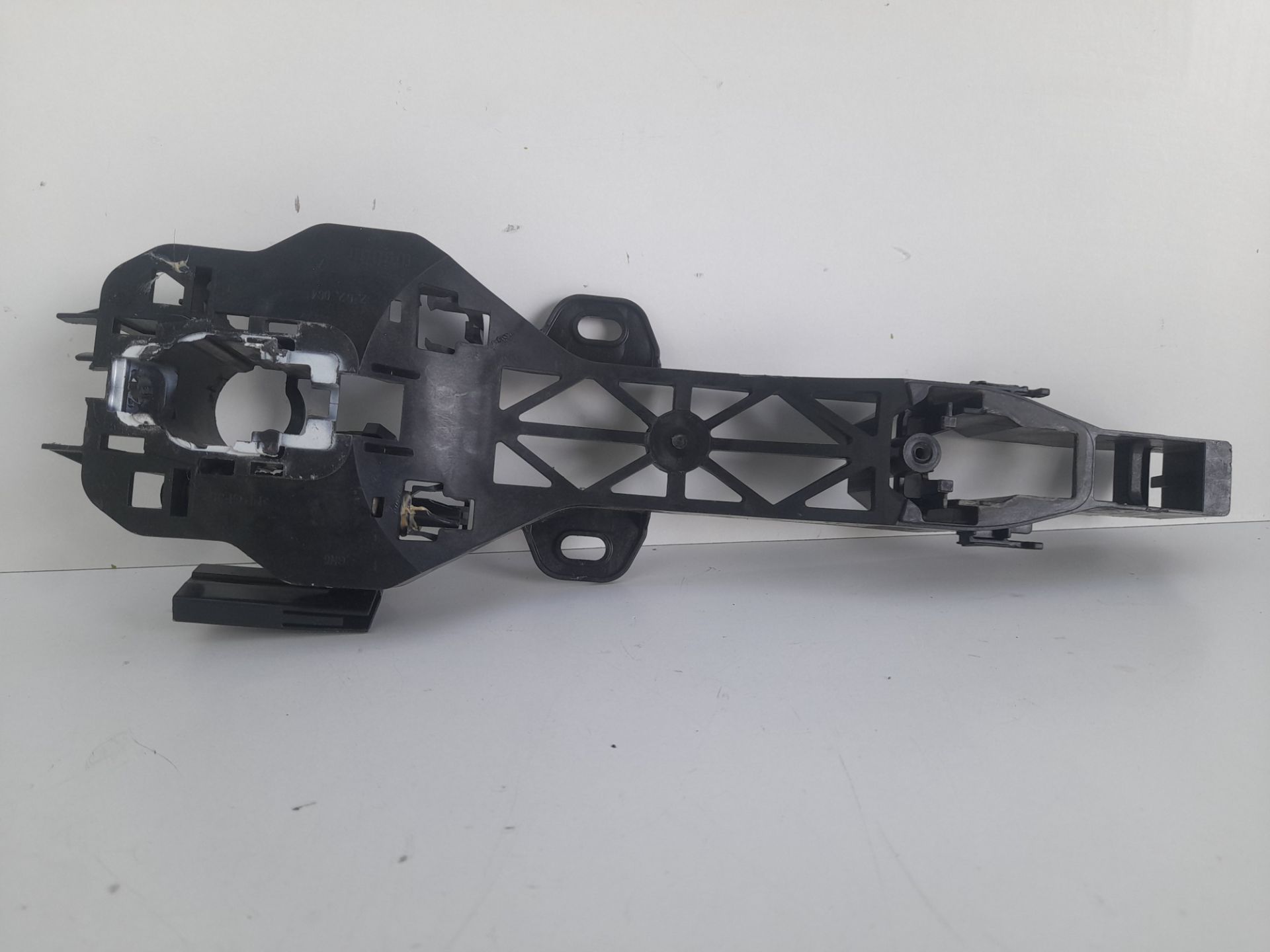 Soporte maneta exterior delantera izquierda dacia sandero iii 