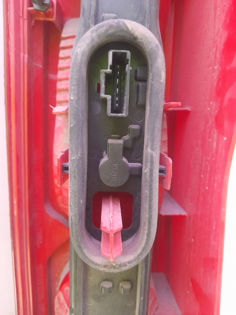 Piloto trasero derecho l1h1 furgón active