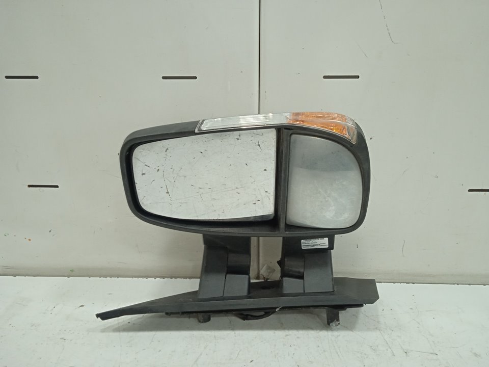 Retrovisor derecho iveco  no identificado