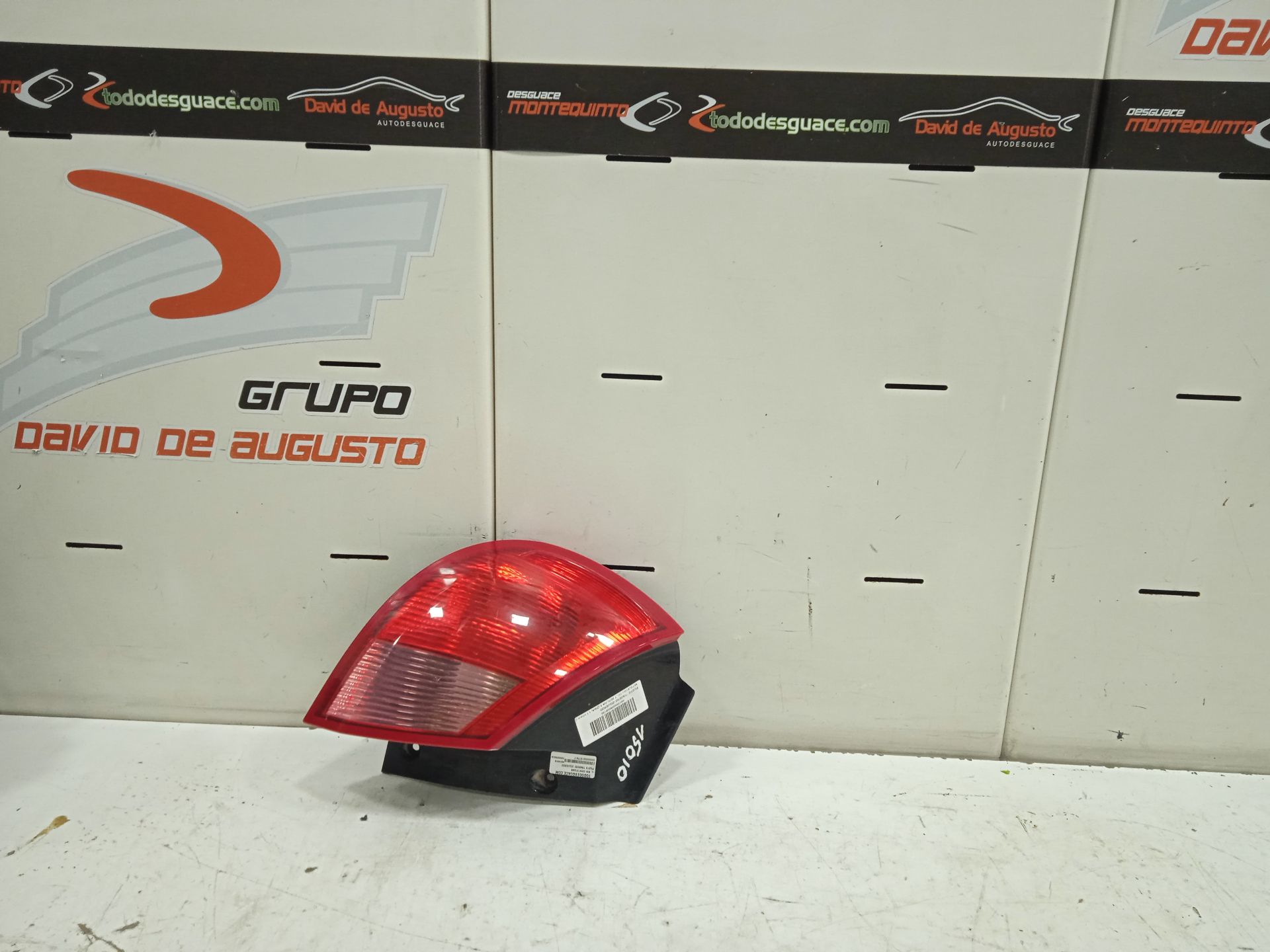 Piloto trasero izquierdo no identificado