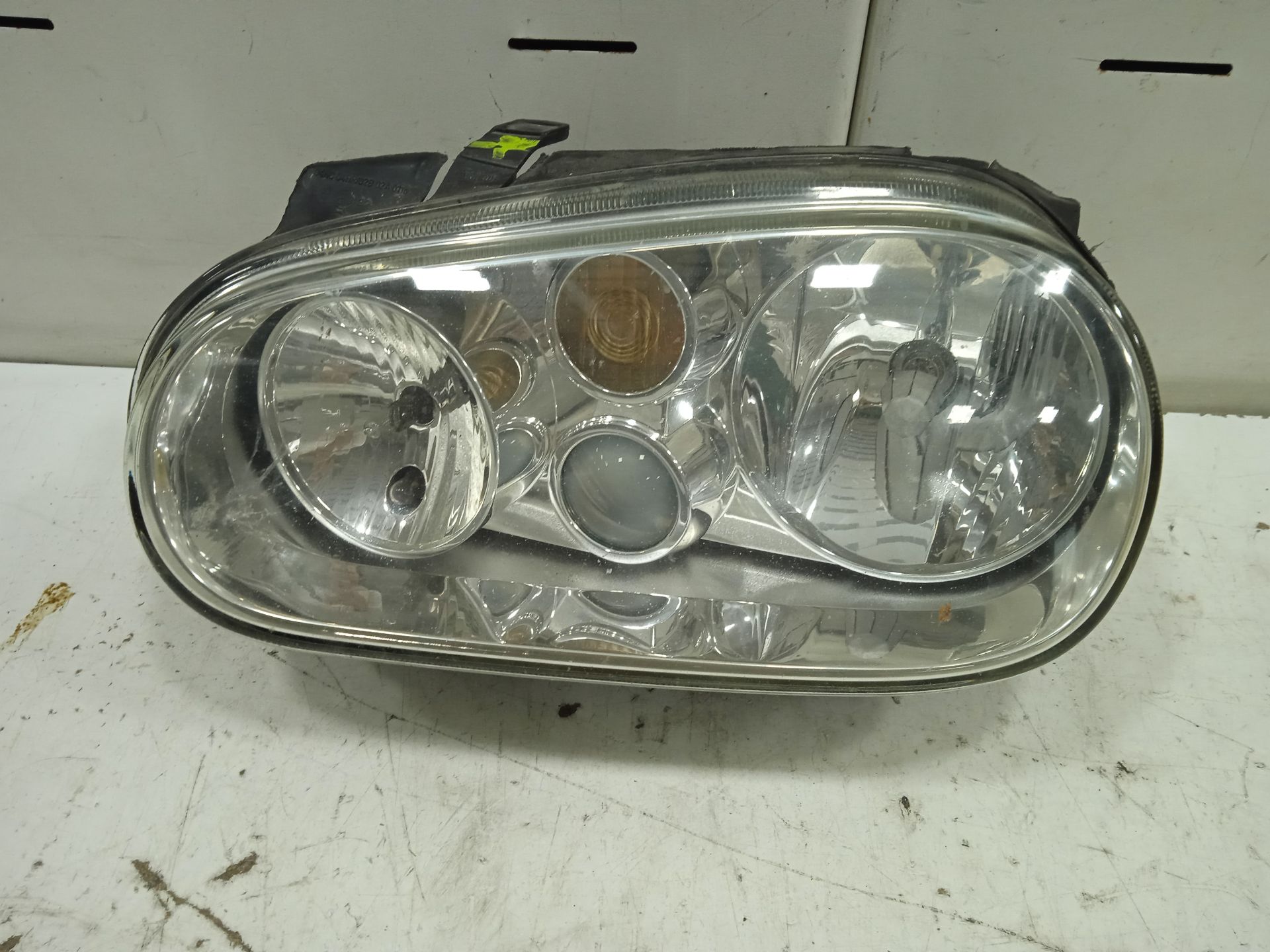 Faro izquierdo básico