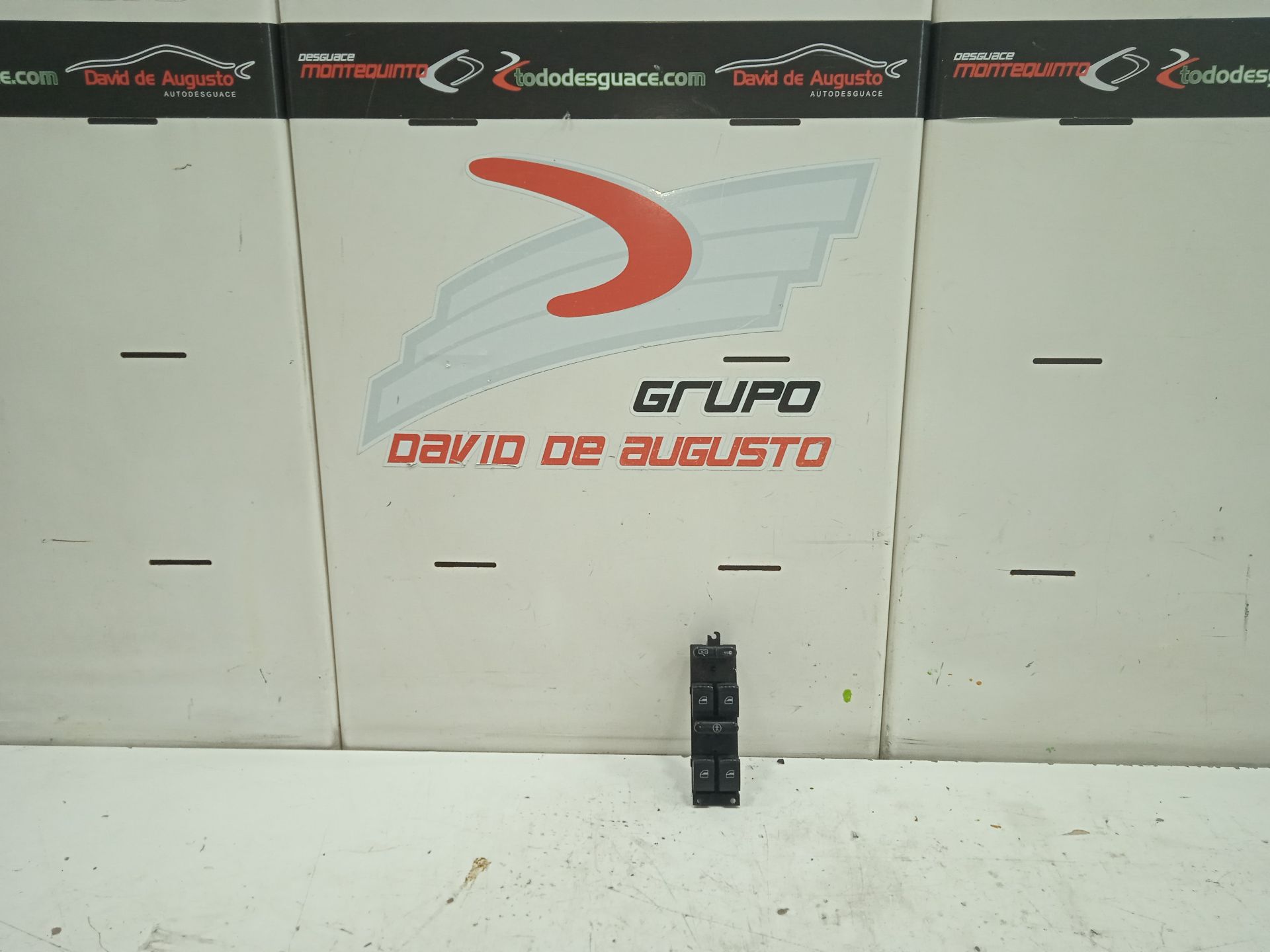 Mando elevalunas delantero izquierdo básico