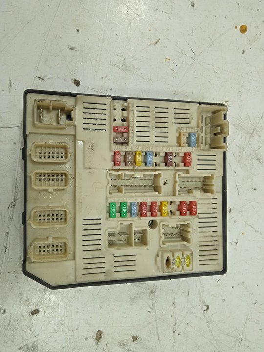 Caja reles / fusibles renault  no identificado