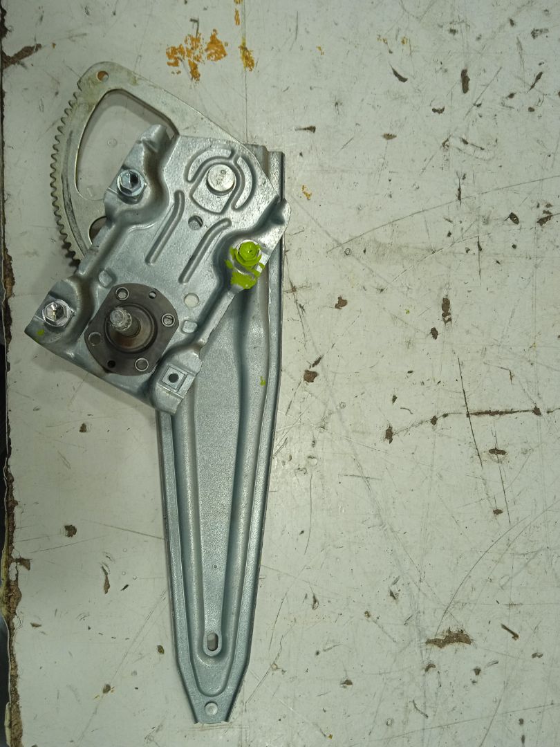 Elevalunas trasero derecho toyota yaris (p13) hybrid feel!