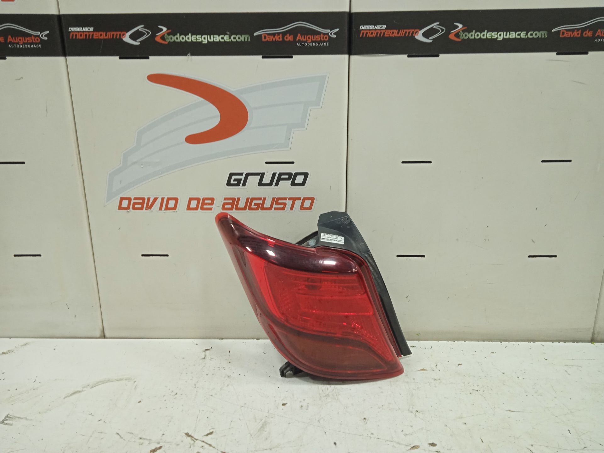 Piloto trasero izquierdo toyota yaris (p13) hybrid feel!