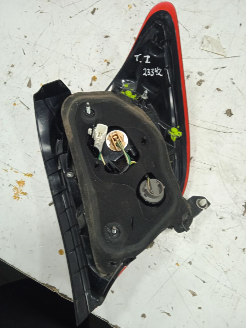 Piloto trasero izquierdo toyota yaris (p13) hybrid feel!